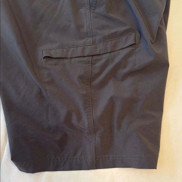 Columbia Green Cargo Shorts with Knee-Length Cut - Picture 9 of 10